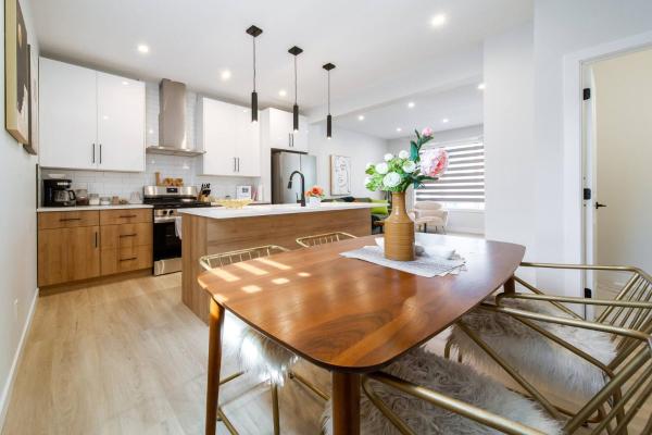 A la foto es mostra l'objecte #RusticModern3CornerSuite|KingBED|Parking|WEM|wifi situat a la ciutat de Edmonton.
