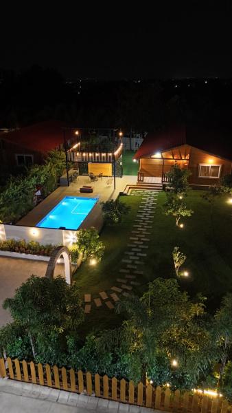 Na fotografii je vidět objekt AVY Abode - 3bhk Farm Stay, Private Pool in Moinabad nacházející se ve městě Venkatāpur.