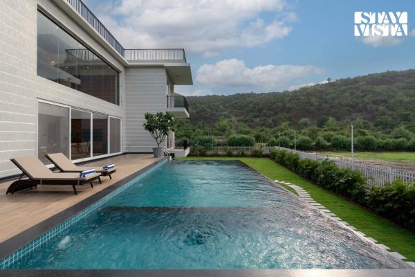 Na fotografii je vidět objekt StayVista at Avyanna Villa - BBQ & Pool nacházející se ve městě Kārli.