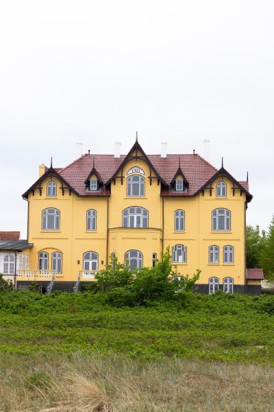 Na fotografii je vidět objekt Aarøsund Badehotel nacházející se ve městě Haderslev.
