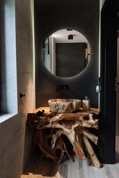 Na fotografii je vidět objekt W szczerym lesie - Domek z sauną i jacuzzi w lesie nad Jeziorem Mucharskim nacházející se ve městě Dąbrówka.