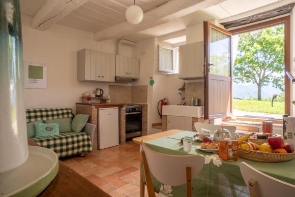 På billedet ses objektet AGRITURISMO BUON VENTO, Appartamento L'ALBERO SBANDIERATORE una cozy home in Gubbio Italy beliggende i byen Gubbio.