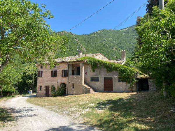 A la foto es mostra l'objecte Vivere la natura in Umbria situat a la ciutat de Sigillo.