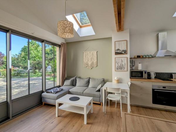 A la foto es mostra l'objecte La Petite Roche, dépendance cosy avec sauna situat a la ciutat de Indret.