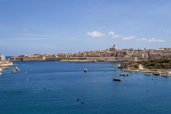 A la foto es mostra l'objecte Seafront Terrace With A Breathtaking Valletta View situat a la ciutat de Sliema.