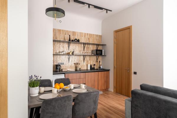 A la foto es mostra l'objecte Stylish family 1 BR with working desk by Park and Top Restaurants situat a la ciutat de Riga.