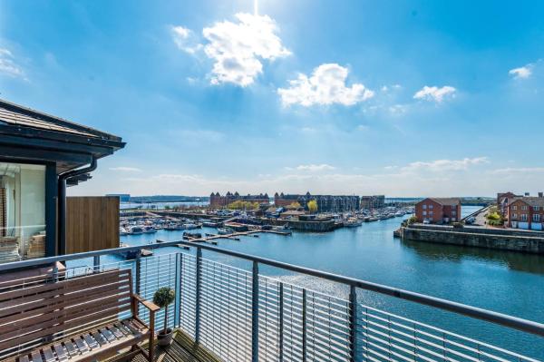 Waterfront Penthouse With Balcony & Parking - Wirral