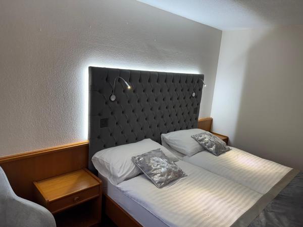 La photo montre l'objet Hôtel des Trois Rois situé dans la ville de Les Brenets.
