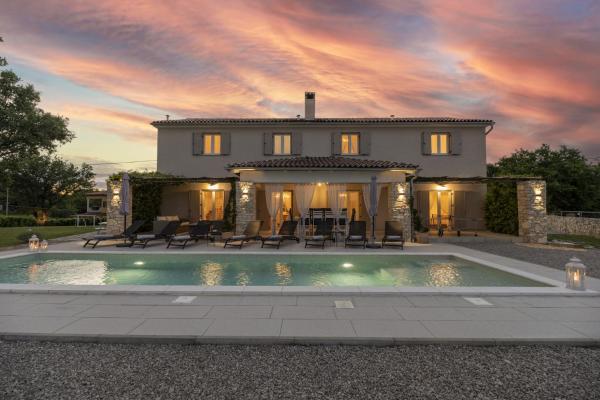 A la foto es mostra l'objecte Villa Batelica with large garden, kids playground and private pool situat a la ciutat de Labin.