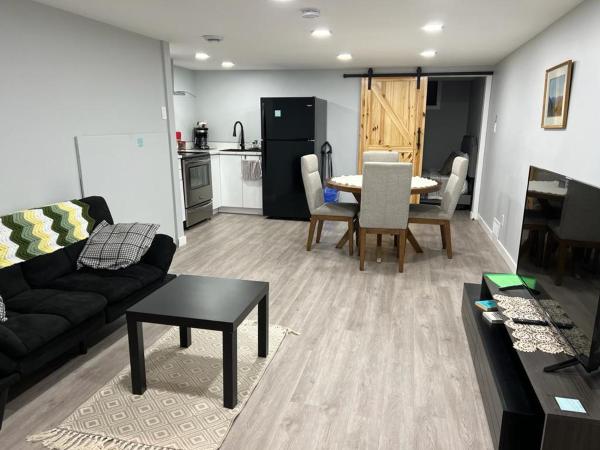 写真にはカルガリー市にあるGorgeous Basement Apartmentが写っています。