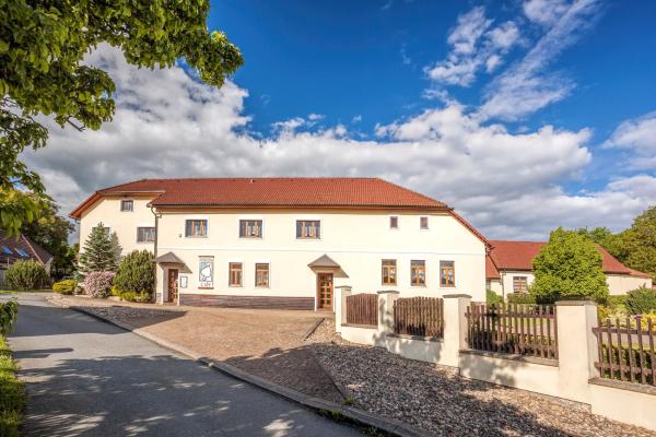 The photo shows the Pension U Lípy located in the city of Rovečné.
