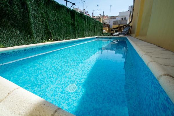 A la foto es mostra l'objecte Casa con piscina en el centro de Calella, Aire situat a la ciutat de Calella.