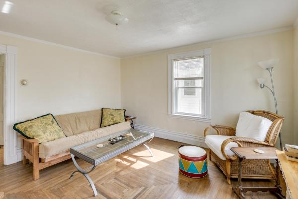 Kuvassa näkyy kohde Walk to Beach House with Deck and Yard in Lubec!, joka sijaitsee kaupungissa Robbinston.