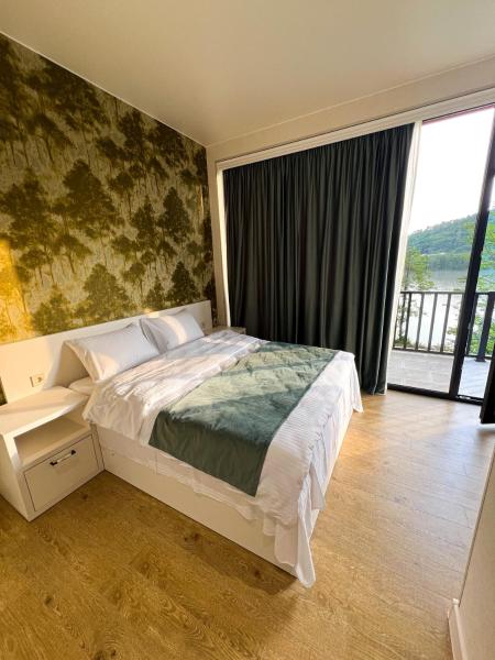 Na zdjęciu widoczny jest obiekt Hotel Canudos położony w mieście Gelat'i.