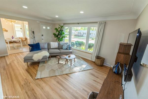 A la foto es mostra l'objecte Fully Renovated Scandinavian Inspired Home situat a la ciutat de Windsor Heights.