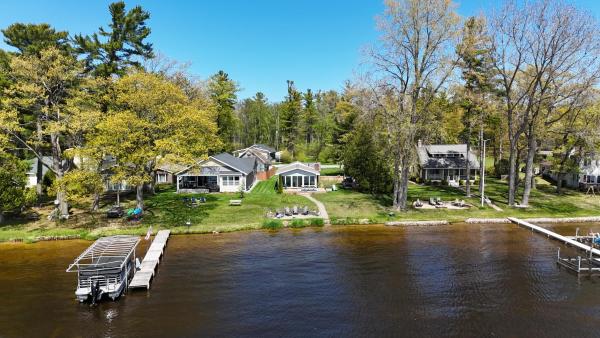 A la foto es mostra l'objecte Loon Lodge - Lakefront With Private Dock! situat a la ciutat de Au Sable.