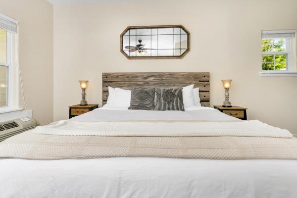 Main Street Retreat #17 - On Main, King Bed, Shared Hot Tub And Pool - 프레더릭스버그