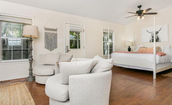 Main Street Retreat #11 - King Bed, On Main St, Shared Hot Tub & Pool - Fredericksburg, TX