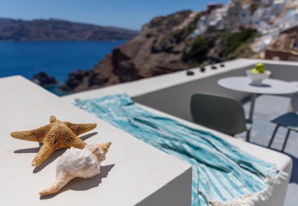 På billedet ses objektet Kyrkos Collection beliggende i byen Oia.