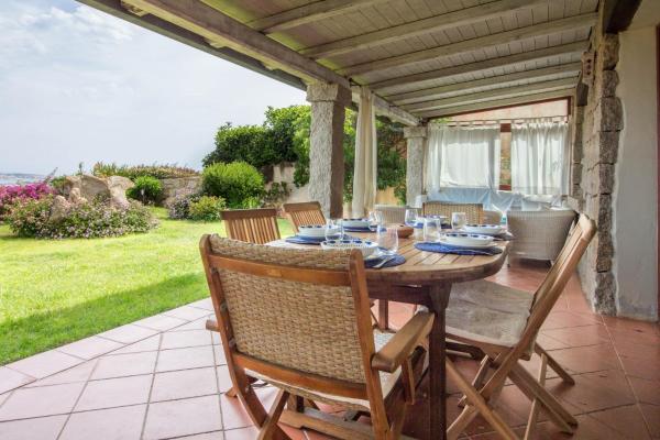 A la foto es mostra l'objecte GuestHost - Seaview Villa with Garden & Veranda situat a la ciutat de Palau.