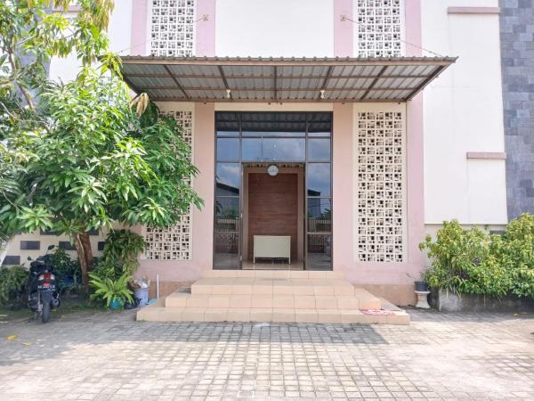 På bildet vises objektet RedDoorz Syariah near Masjid Al-Aqsha Klaten som ligger i byen Kuwoso.