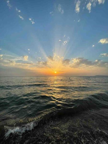 A la foto es mostra l'objecte Wake Up by the Sea-Beachfront Apartment in Qerret, Albania situat a la ciutat de Golem.