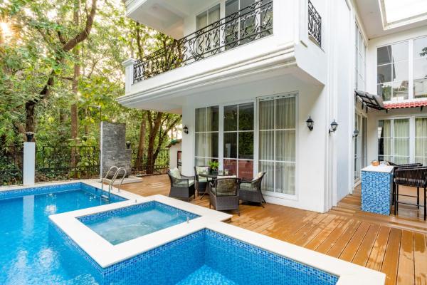 Na zdjęciu widoczny jest obiekt ELIVAAS Prive Suntuarios Casa Ikkebana 4 BHK With Jacuzzi, Pvt Pool & Bar położony w mieście Marna.