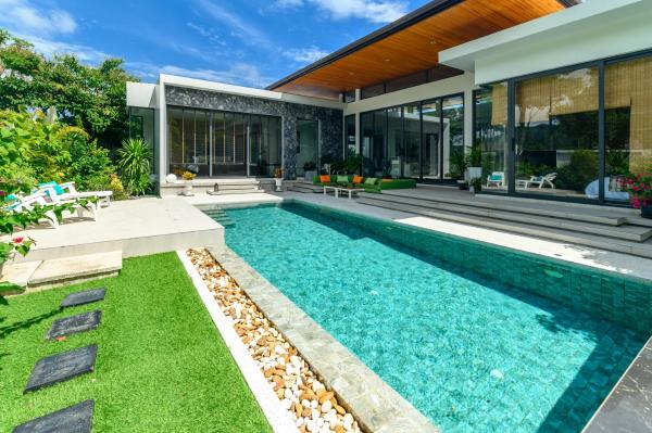写真にはPhuket市にあるBotanica Modern Loft by RESAVAが写っています。