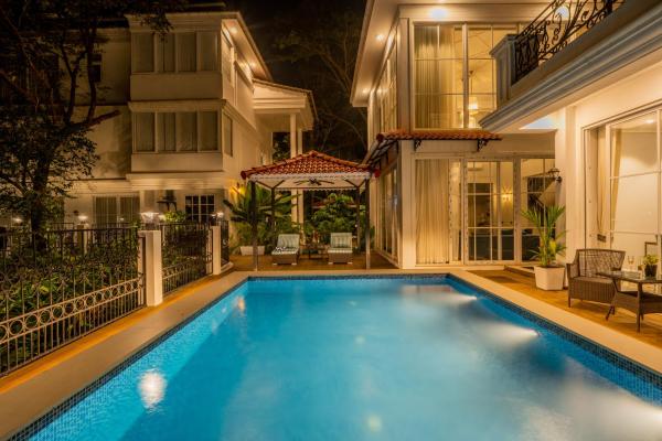 Na zdjęciu widoczny jest obiekt ELIVAAS Prive Suntuarios Casa Iris 4 BHK Getaway with Jacuzzi, Pvt Pool & Gazebo położony w mieście Marna.