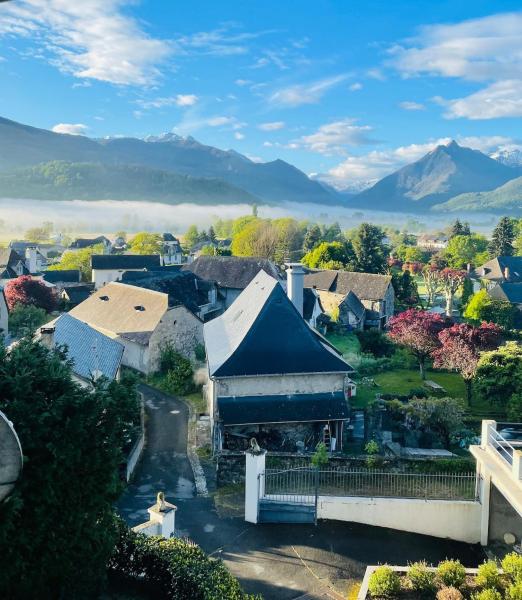 Na zdjęciu widoczny jest obiekt Pyrénées studio, vue, piscine położony w mieście Salles.
