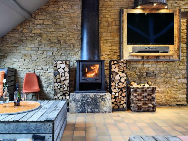 The photo shows the Fancy Holiday Home in Sainte-Cécile with Pool House & Indoor Pool located in the city of Muno.