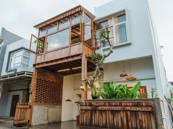 A la foto es mostra l'objecte Rajabali Villa Batu situat a la ciutat de Tlekung.