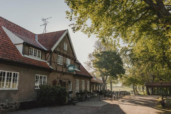 Na fotografii je vidět objekt Kullagårdens Wärdshus nacházející se ve městě Mölle.