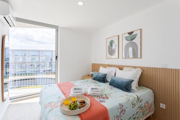 På billedet ses objektet HostWise - Bright Flat with Balcony and Garage beliggende i byen Valadares.