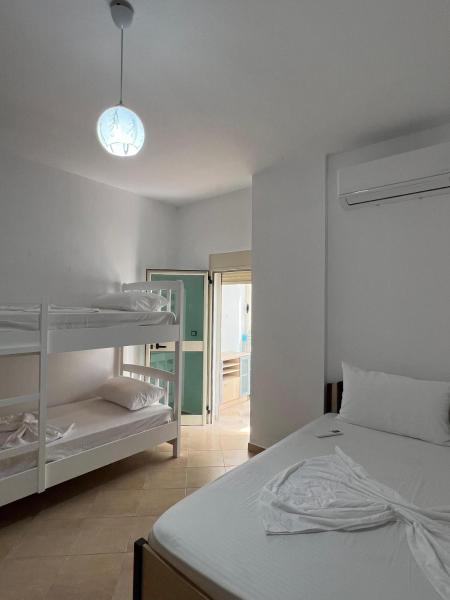 Na fotografii je vidět objekt Beach Apartment Shkembi Kavajes near Praia Grande Durres nacházející se ve městě Durrës.