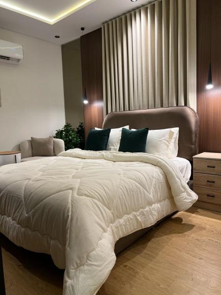 A la foto es mostra l'objecte Quiet studio with comfortable hotel bed situat a la ciutat de Riad.