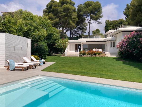 写真にはロダ・デ・バラ市にあるVilla con piscina delante del marが写っています。