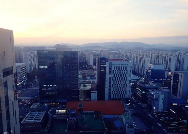 A la foto es mostra l'objecte House on a high floor with beautiful sunsets situat a la ciutat de Gwangju.