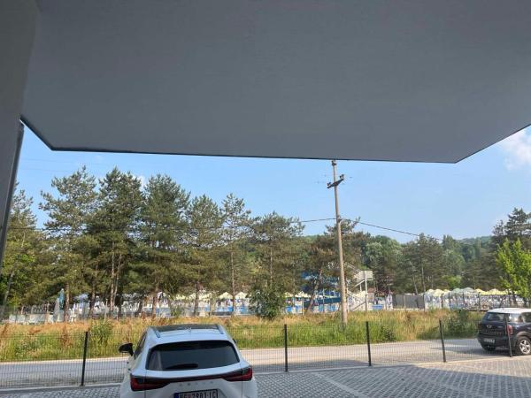 A la foto es mostra l'objecte Harizma lux centar situat a la ciutat de Popadić.