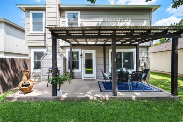 Na zdjęciu widoczny jest obiekt Pflugerville Azure Door Retreat położony w mieście Pflugerville.
