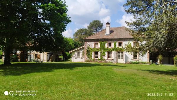 A la foto es mostra l'objecte Maison de maître situat a la ciutat de Sabres.