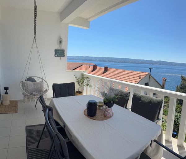 På billedet ses objektet Apartments Anamarie beliggende i byen Omiš.
