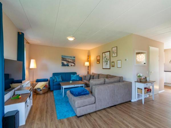 Na zdjęciu widoczny jest obiekt Holiday Home in Julianadorp near Beach położony w mieście De Zandloper.
