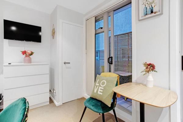 Foto 9: CBD Studio with Full Kitchen and Laundry
