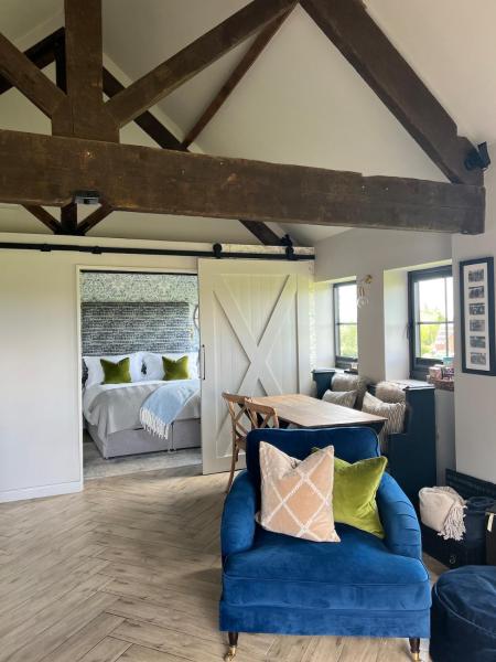 The Old Tractor Shed Luxury Private Hot Tub & View - Nuneaton