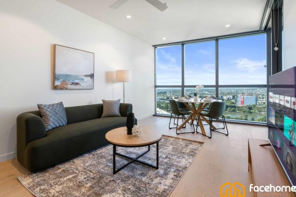 Elevated Luxury At Qwr City & River Views - Balmoral