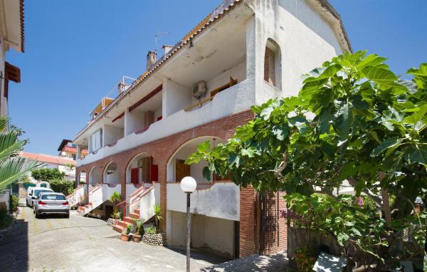 Na fotografii je vidět objekt 3 Bedroom Cozy Apartment In Scalea nacházející se ve městě Scalea.