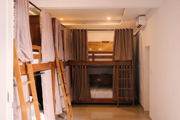 A la foto es mostra l'objecte Semeton Surf House situat a la ciutat de Bumbang.