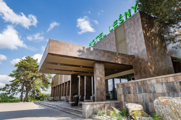 Na zdjęciu widoczny jest obiekt Hotel Leśny położony w mieście Dobrzyniewo Duże.