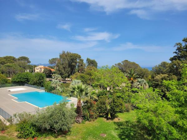 A la foto es mostra l'objecte Beach 5 mins walk,Wi-fi,AC,Pool,Parking,Elevator situat a la ciutat de Fréjus.